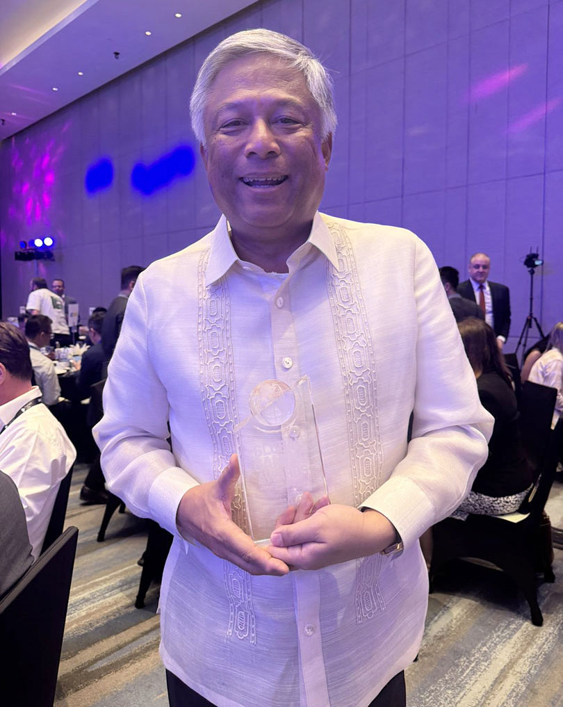 GamingPagcor's tweet photo. 𝗣𝗔𝗚𝗖𝗢𝗥 𝗖𝗵𝗶𝗲𝗳 𝗻𝗮𝗺𝗲𝗱 '𝗘𝘅𝗲𝗰𝘂𝘁𝗶𝘃𝗲 𝗼𝗳 𝘁𝗵𝗲 𝘆𝗲𝗮𝗿' 𝗮𝘁 𝗚𝗹𝗼𝗯𝗮𝗹 𝗚𝗮𝗺𝗶𝗻𝗴 𝗔𝘄𝗮𝗿𝗱𝘀.
#pagcorgaming #pagcor https://t.co/GCQRd7n8RH