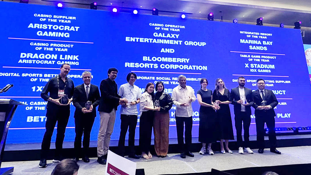 GamingPagcor's tweet photo. 𝗣𝗔𝗚𝗖𝗢𝗥 𝗖𝗵𝗶𝗲𝗳 𝗻𝗮𝗺𝗲𝗱 '𝗘𝘅𝗲𝗰𝘂𝘁𝗶𝘃𝗲 𝗼𝗳 𝘁𝗵𝗲 𝘆𝗲𝗮𝗿' 𝗮𝘁 𝗚𝗹𝗼𝗯𝗮𝗹 𝗚𝗮𝗺𝗶𝗻𝗴 𝗔𝘄𝗮𝗿𝗱𝘀.
#pagcorgaming #pagcor https://t.co/GCQRd7n8RH