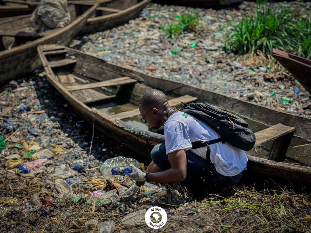#En: The shores of lake #Kivu are affected by plastic pollution. 

Preserving our natural resources is a collective responsibility. 

Every piece of plastic collected is a step towards safeguarding this unique space. 

#GenerationRestoration #DRC