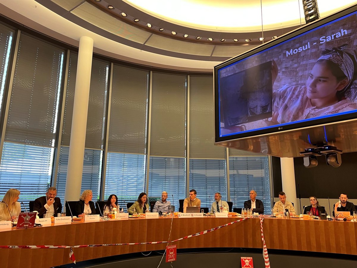 HI_Deutschland's tweet photo. Mit
@AuswaertigesAmt
heute beim Bundestagevent mit Abgeordneten - und einer klaren Botschaft: Kein Wiederaufbau und keine humanitäre Hilfe ohne Minenräumung! Expert*innen aus #Ukraine und #Irak berichten aus ihrer Erfahrung in #Entminung und #Opferhilfe #StopMinesBerlin2024 https://t.co/RZOBHNDe1Q
