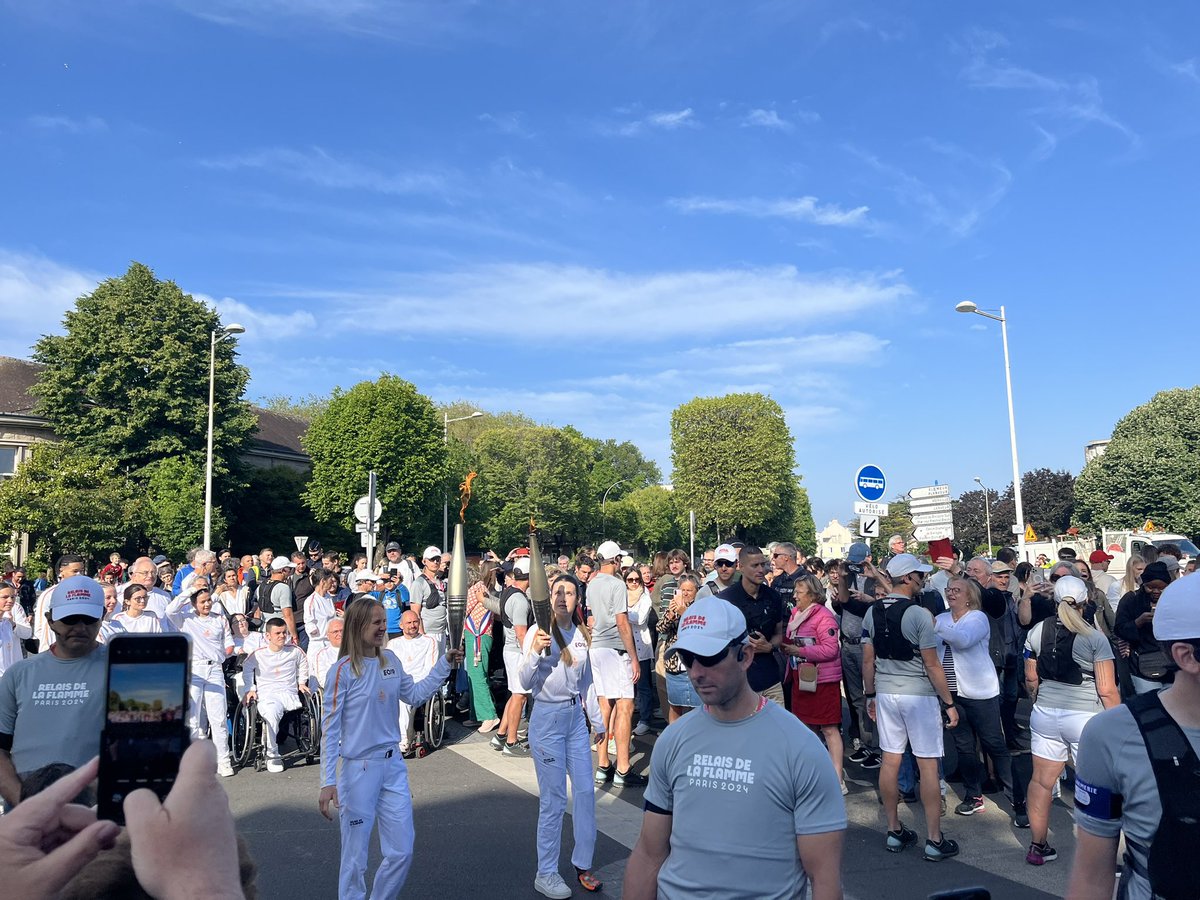 Moment fort du relais lorientais, le relais collectif lorientais, par l’intermédiaire de Léonie Saliou passe la flamme à Héloïse Lenogh #Relaisdelaflamme #Lorient