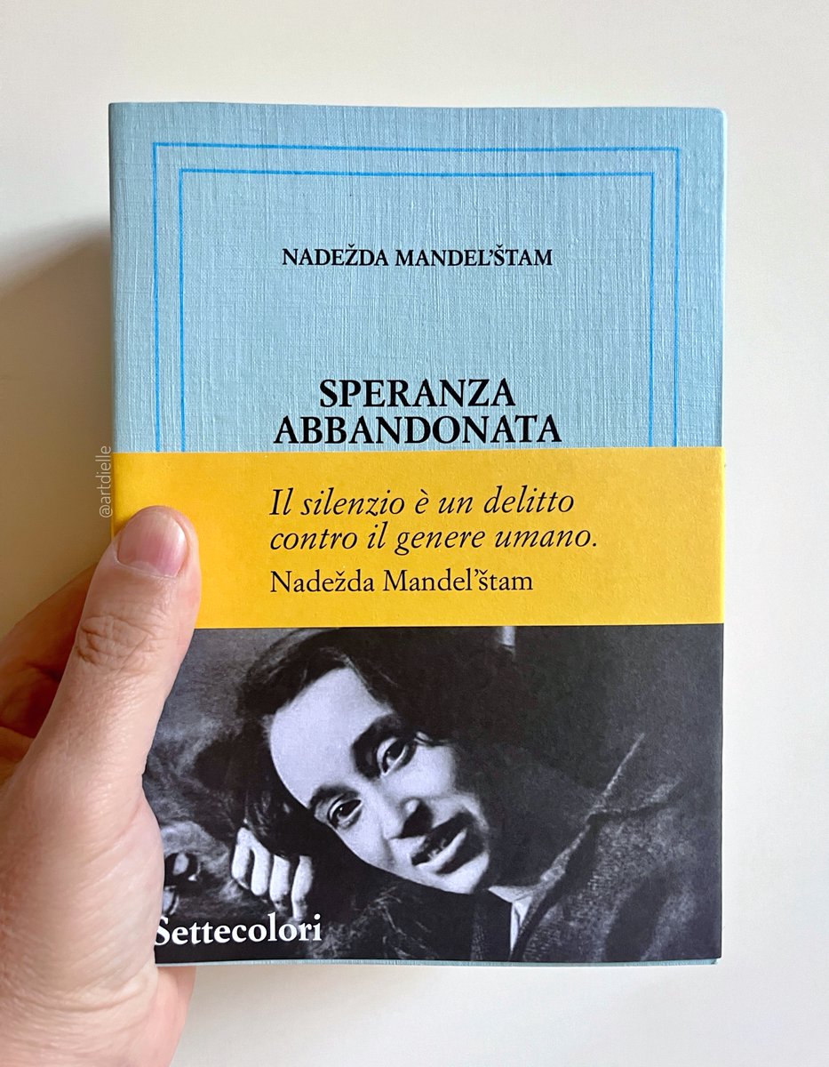 "Il silenzio è un delitto contro il genere umano."
Con la traduzione e cura di Valentina Parisi e Marta Zucchelli, è in libreria la prima edizione integrale di 𝑆𝑝𝑒𝑟𝑎𝑛𝑧𝑎 𝑎𝑏𝑏𝑎𝑛𝑑𝑜𝑛𝑎𝑡𝑎 di Nadežda Mandel’štam, con l'introduzione di <a href="/paolonori/">paolonori</a>.
Un memoir che «narra