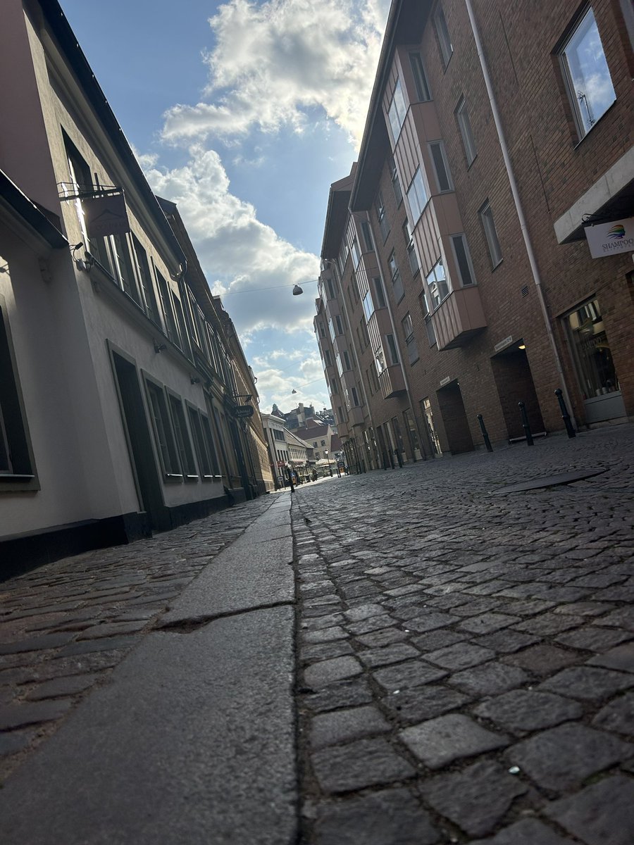 AndySward's tweet photo. ’Morning folks this #BestThursdayThisWeek ☘️
TCS (anxiety) doesn’t care if it’s a weekend or the Nations Birthday 🇸🇪
Grateful to spend the next 2 days with an amazing client, ready2change the angle to embrace life for real!
#NeverToLate ♥️🙏
#GSHTGP #EmptyStreets https://t.co/ACDfokL4h4