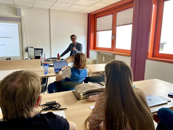 dills_univr's tweet photo. Anche i docenti a lezione di... #comunicazione!
Ha preso il via ieri un corso di #formazione interna tenuto da @luca_ellebi per #Niuko che permetterà ai docenti di acquisire le competenze comunicative più appropriate per la diffusione di contenuti di carattere #divulgativo. https://t.co/usa5lhurY9