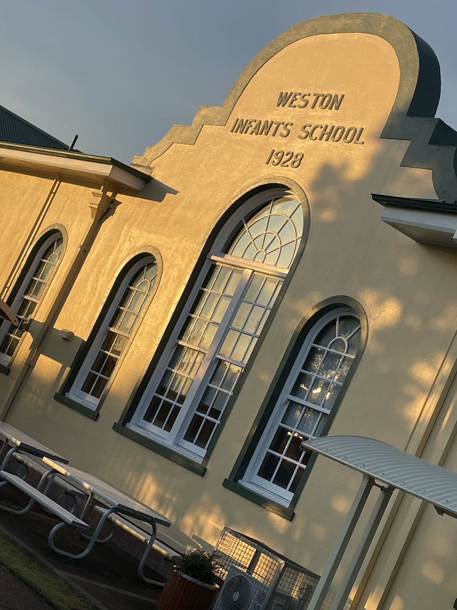 Wonderful warmth this morning as we join Martin Rosser, DEL Cessnock with our principals at Weston PS (Robyn Callinan), Kurri Kurri PS (Simon Mulready) and Wendy Moss (Stanford Merthyr IS) today to discuss explicit teaching. The sun breaks over the famous OAK restaurant!