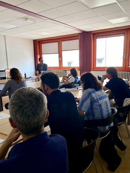 dills_univr's tweet photo. Anche i docenti a lezione di... #comunicazione!
Ha preso il via ieri un corso di #formazione interna tenuto da @luca_ellebi per #Niuko che permetterà ai docenti di acquisire le competenze comunicative più appropriate per la diffusione di contenuti di carattere #divulgativo. https://t.co/usa5lhurY9