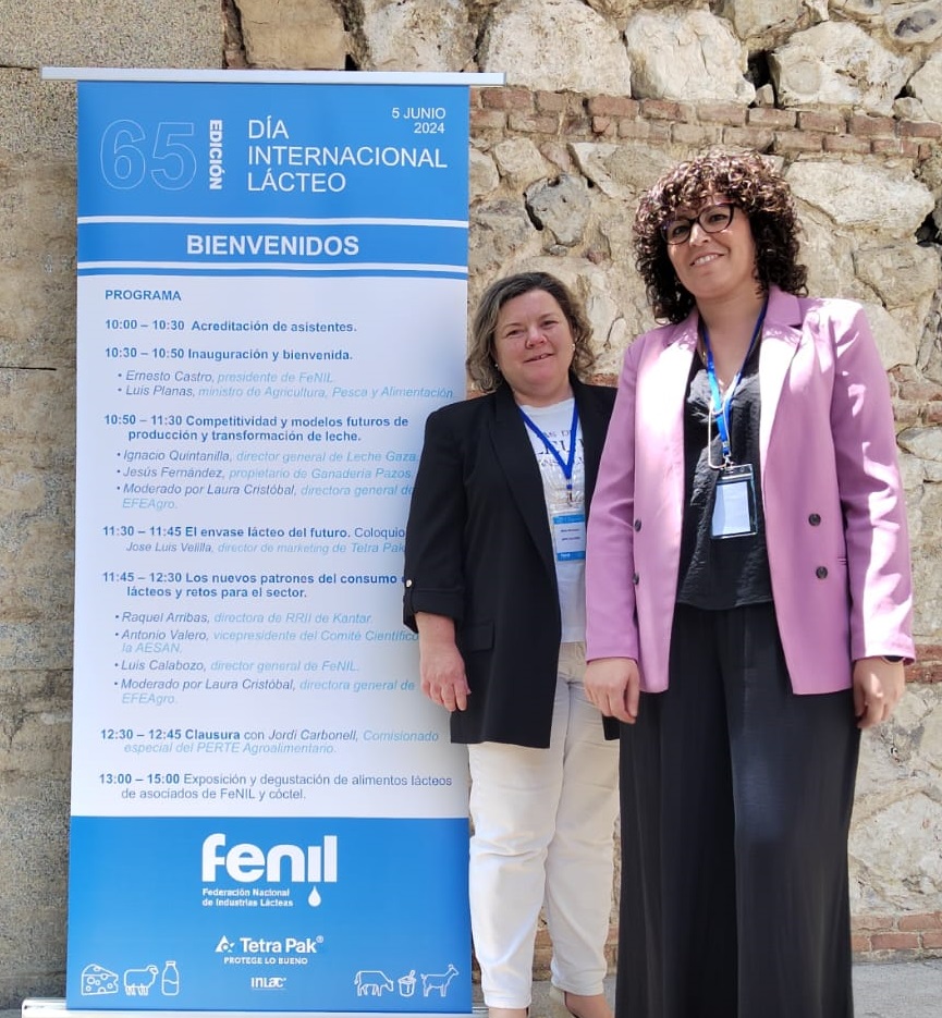 aplta_USC's tweet photo. As nosas compañeiras Ana Álvarez e Laura Abuín asistiron onte á celebración do #DíaInternacionalLácteo organizado pola #FeNIL. Nas mesas redondas discutíronse, entre outros, os retos inmediatos do sector: mellora da comunicación, sustentabilidade, rendibilidade e competitividade. https://t.co/MBxkh7Yyj2