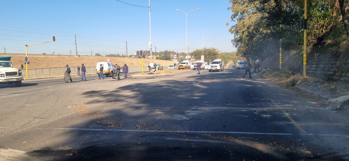 KayaNews's tweet photo. Police officials have now reopened Marlboro Drive following a service delivery protest this morning. TM
#KayaNews #ServiceDeliveryProtest https://t.co/qFqKftNpEp