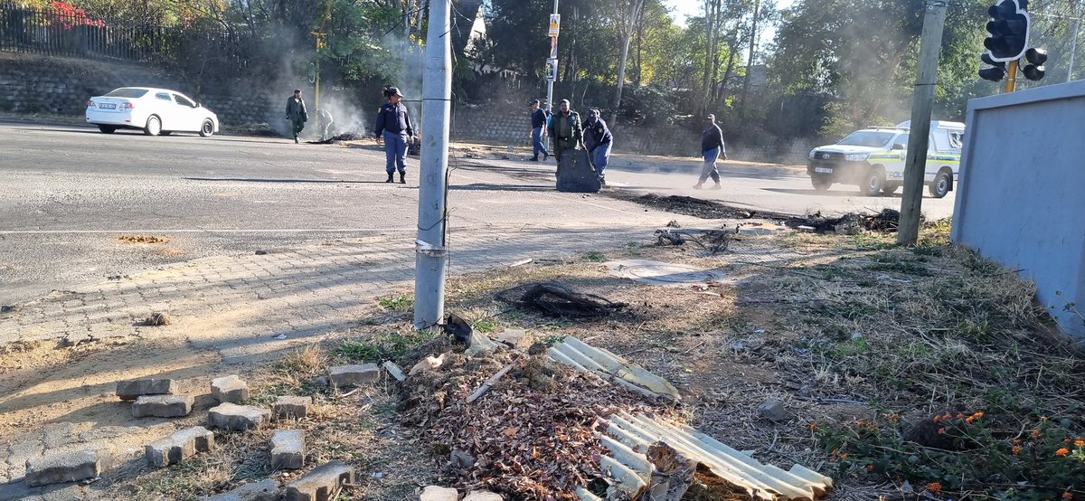 KayaNews's tweet photo. Police officials have now reopened Marlboro Drive following a service delivery protest this morning. TM
#KayaNews #ServiceDeliveryProtest https://t.co/qFqKftNpEp