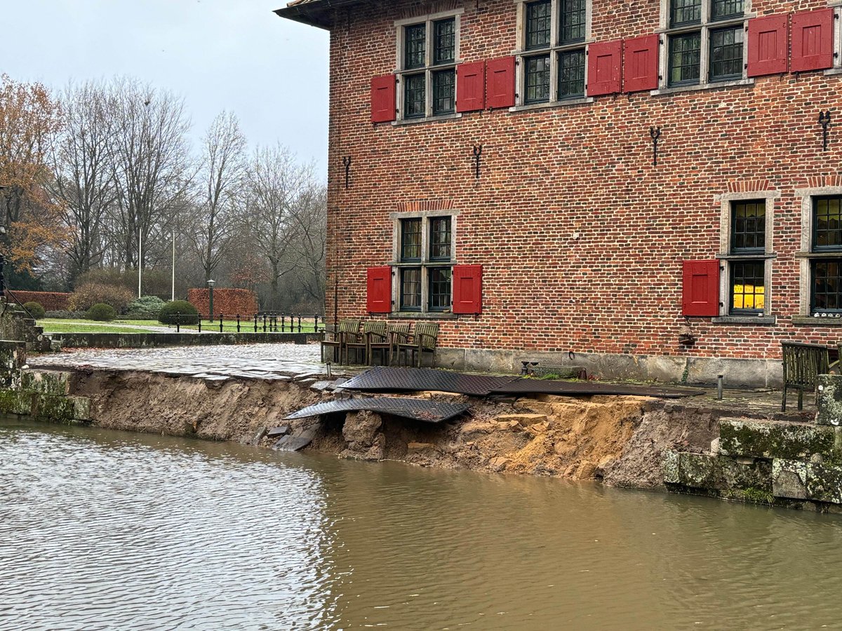 WarmesBV's tweet photo. Het herstellen van de 𝘄𝗲𝗴𝗴𝗲𝘀𝗽𝗼𝗲𝗹𝗱𝗲 𝗸𝗲𝗲𝗿𝗺𝘂𝘂𝗿 van Huis te Breckelenkamp is een van de meest bijzondere opdrachten die we ooit kregen. Rob Warmes vertelt er in deze link over: https://t.co/hmSnS51caT.
🔸🔹
#Warmesbv #HuisteBreckelenkamp #achterumkieken https://t.co/5MiP3lz5CS