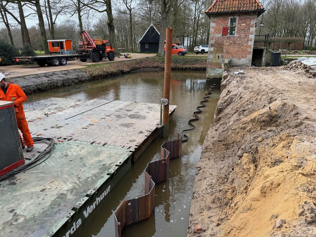 WarmesBV's tweet photo. Het herstellen van de 𝘄𝗲𝗴𝗴𝗲𝘀𝗽𝗼𝗲𝗹𝗱𝗲 𝗸𝗲𝗲𝗿𝗺𝘂𝘂𝗿 van Huis te Breckelenkamp is een van de meest bijzondere opdrachten die we ooit kregen. Rob Warmes vertelt er in deze link over: https://t.co/hmSnS51caT.
🔸🔹
#Warmesbv #HuisteBreckelenkamp #achterumkieken https://t.co/5MiP3lz5CS