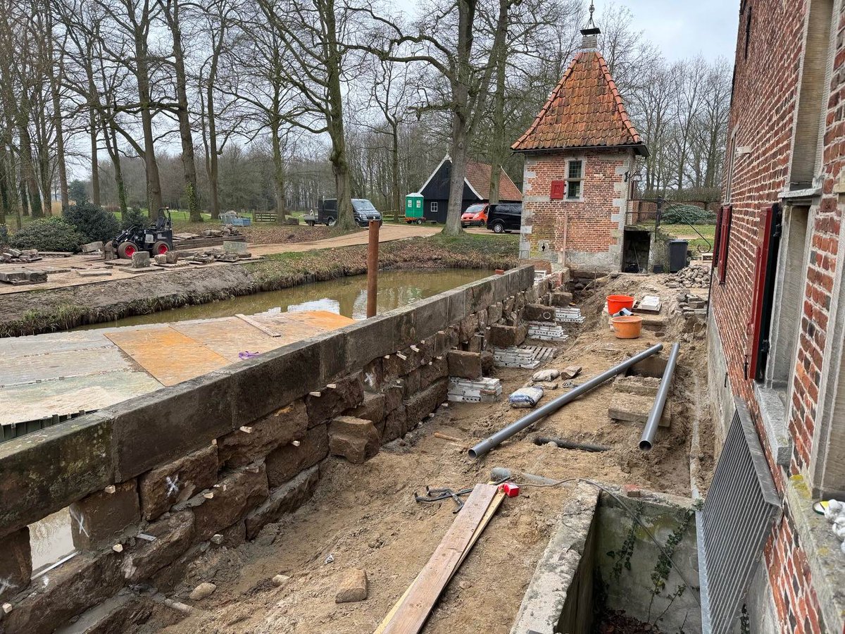 Het herstellen van de 𝘄𝗲𝗴𝗴𝗲𝘀𝗽𝗼𝗲𝗹𝗱𝗲 𝗸𝗲𝗲𝗿𝗺𝘂𝘂𝗿 van Huis te Breckelenkamp is een van de meest bijzondere opdrachten die we ooit kregen. Rob Warmes vertelt er in deze link over: warmes.nl/nieuws/achteru….
🔸🔹
#Warmesbv #HuisteBreckelenkamp #achterumkieken