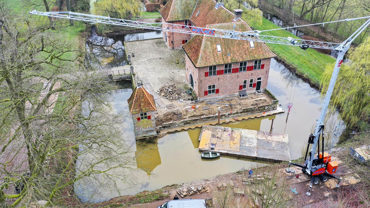 WarmesBV's tweet photo. Het herstellen van de 𝘄𝗲𝗴𝗴𝗲𝘀𝗽𝗼𝗲𝗹𝗱𝗲 𝗸𝗲𝗲𝗿𝗺𝘂𝘂𝗿 van Huis te Breckelenkamp is een van de meest bijzondere opdrachten die we ooit kregen. Rob Warmes vertelt er in deze link over: https://t.co/hmSnS51caT.
🔸🔹
#Warmesbv #HuisteBreckelenkamp #achterumkieken https://t.co/5MiP3lz5CS