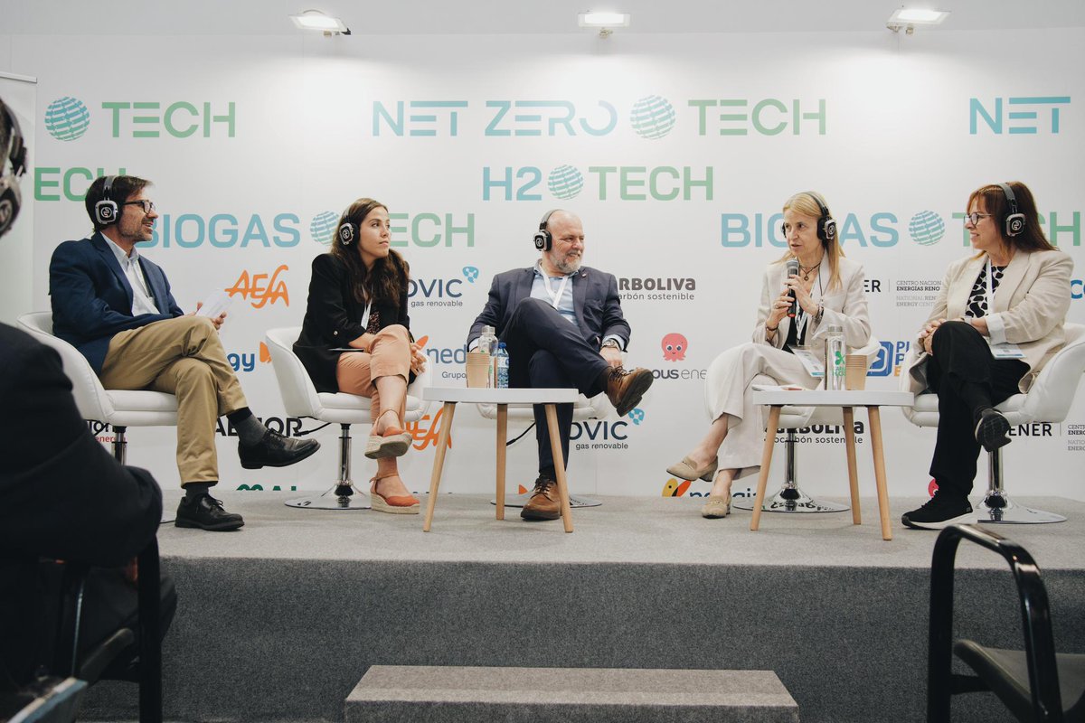 xarxaH2CAT's tweet image. Así cerramos la jornada #H2TECH en la @FeriaNetZero. Durante la tarde pudimos conocer los proyectos de @cnh2_es y @CENER_Energia, abordamos la seguridad del hidrógeno con @BEQUINOR y los retos del sector en una mesa redonda. Hoy os esperamos de nuevo en el stand D3.