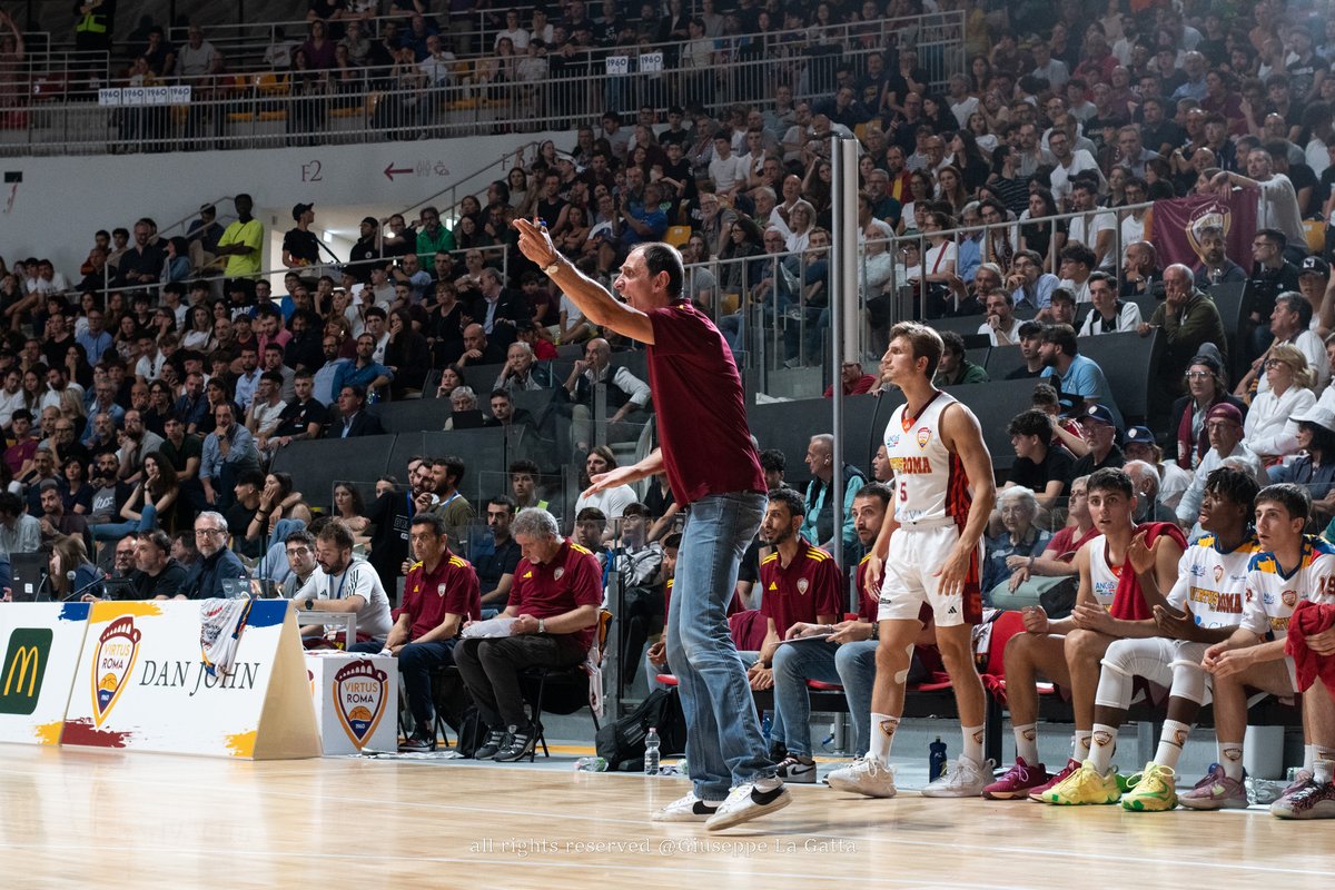 parallelecinico's tweet image. In questa foto ci sono delle canotte con scritto "Roma", c'è il Pala Tiziano tutto esaurito, e c'è un uomo di 2 metri e 02 al centro. Sono i tre ingredienti di un miracolo.

9 dicembre 2020: la Virtus Roma, indebitata, non paga una quota delle pendenze con la Federazione, e viene…