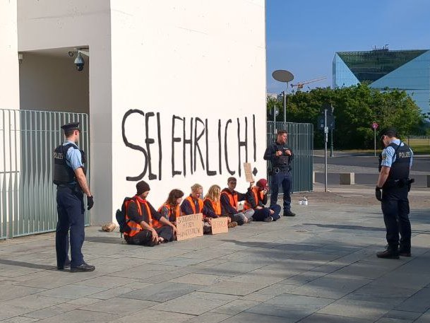 ++ “SEI EHRLICH” - Protest am Kanzleramt++
hungern-bis-ihr-ehrlich-seid.de

Unterstützer:innen der Letzten Generation haben soeben erneut <a href="/bundeskanzler/">Bundeskanzler Friedrich Merz</a> Olaf Scholz die notwendige Ehrlichkeit zur Klimakatastrophe angemahnt.