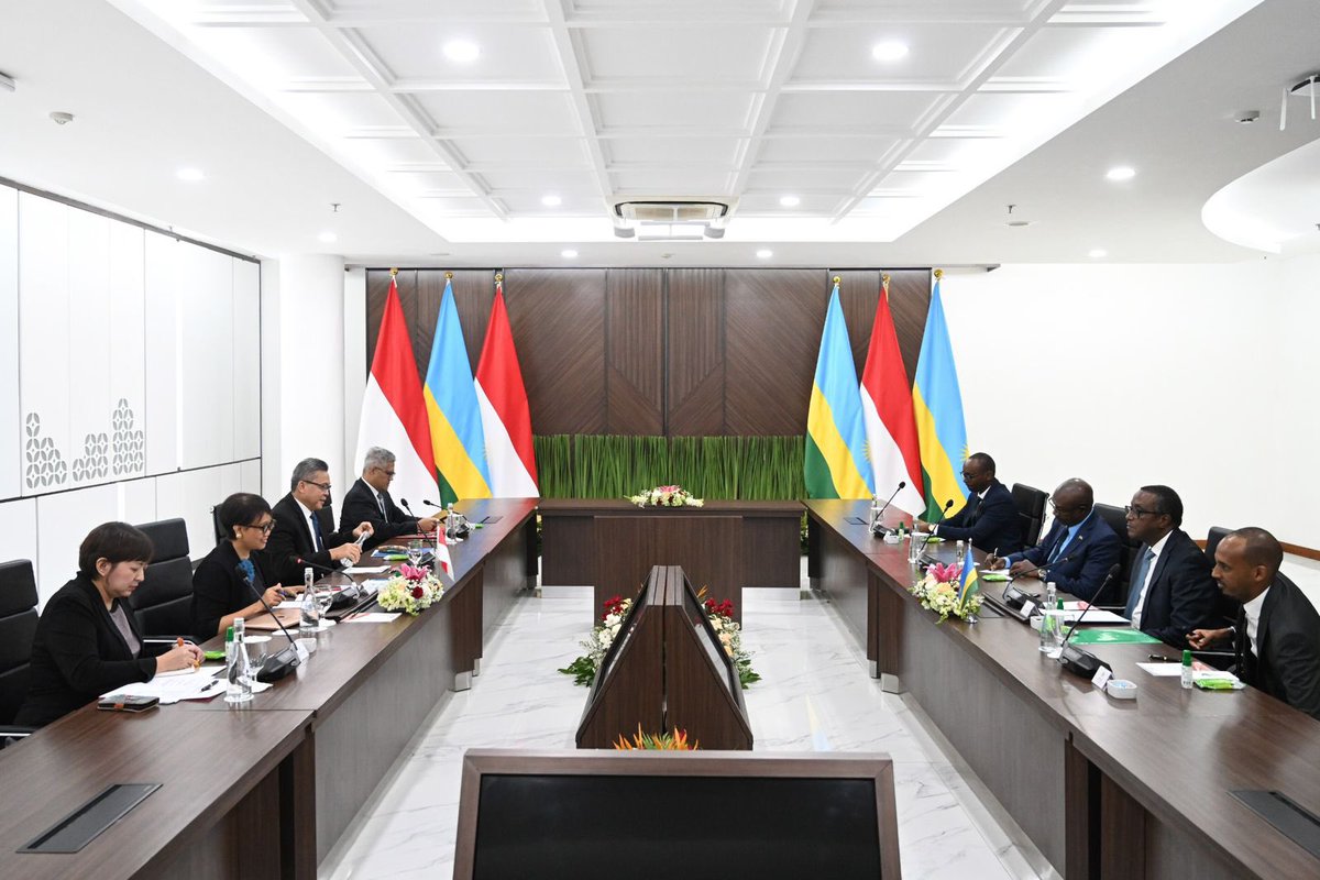 Menlu_RI's tweet image. Welcoming the 1st visit of FM Vincent Biruta @Vbiruta of Rwanda (Jakarta, 6/6). We had a fruitful bilateral meeting &amp;amp; exchanged views on efforts to continue strengthening coop, inc’l in combatting transnational organized crime &amp;amp; speedy conclusion of PTA to enhance bilateral trade