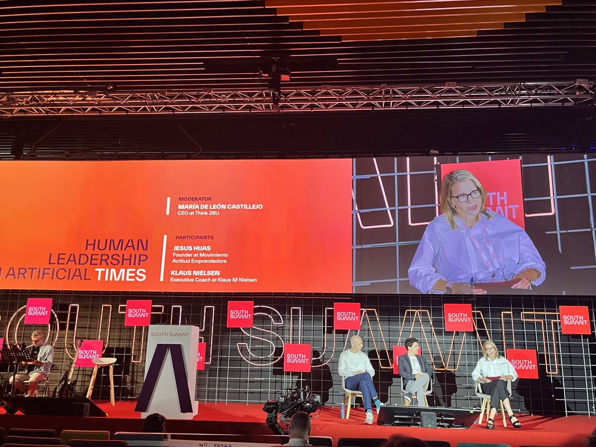 Comenzamos el día 2 del #southsummit24 <a href="/south_summit/">South Summit</a> con una meditación para conectarnos con lo humano. Human by Design es el tema de este año. <a href="/marialeonstyle/">María de León C.</a> Klaus Nielsen <a href="/jesushijas/">Jesus Hijas</a> cuentan su "click" que les hizo desactivar el piloto automático.