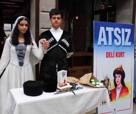 Ülkü Ocakları Kars Asena Teşkilatı Ortaöğretim biriminin 2. Geleneksel Roman Kahramanları sergisi sosyal medyada büyük beğeni topladı.