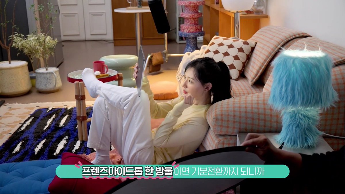 kjw_ily10000's tweet photo. the way she sit 😂 i can imagine jiwon netflix &amp; chillin just like this at home... and the blue furry lamp is so cute https://t.co/K4QsLfWcWv