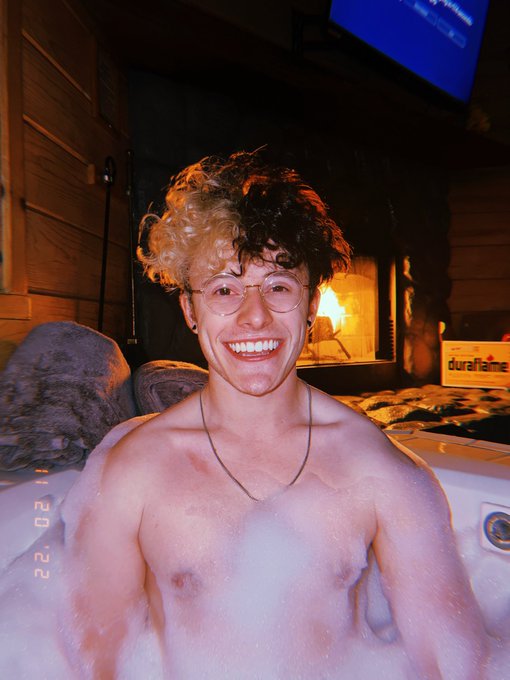 Crazy hair https://t.co/aL6R7hVtLS