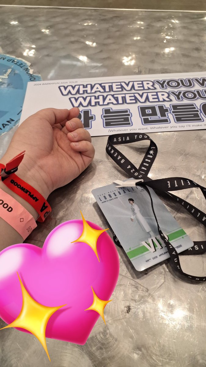 FebyF06's tweet photo. Pake ngambek karena kita dikira ga hapal fanchant betcha 🤣🤣

Si gemas  🤣🤗🤏
240602 💙✨️
Mari bertemu kembali , baekhyuniee
Di tempat  dan promotor yang lebih baik 🤗

#LONSDALEITEBBH24INJKT💙✨️
#baekhyun https://t.co/30cGPxq6Nx