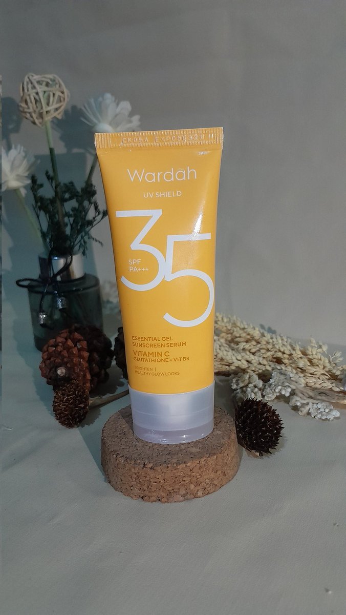 vozlcano's tweet photo. Masih jadi sunscreen favorit sampe sekarang, udah sempet nyoba sunscreen lain tapi tetep balik lagi ke wardah ini
https://t.co/Rs39EhurUZ
ㅤㅤㅤ https://t.co/XwtDC9is3T