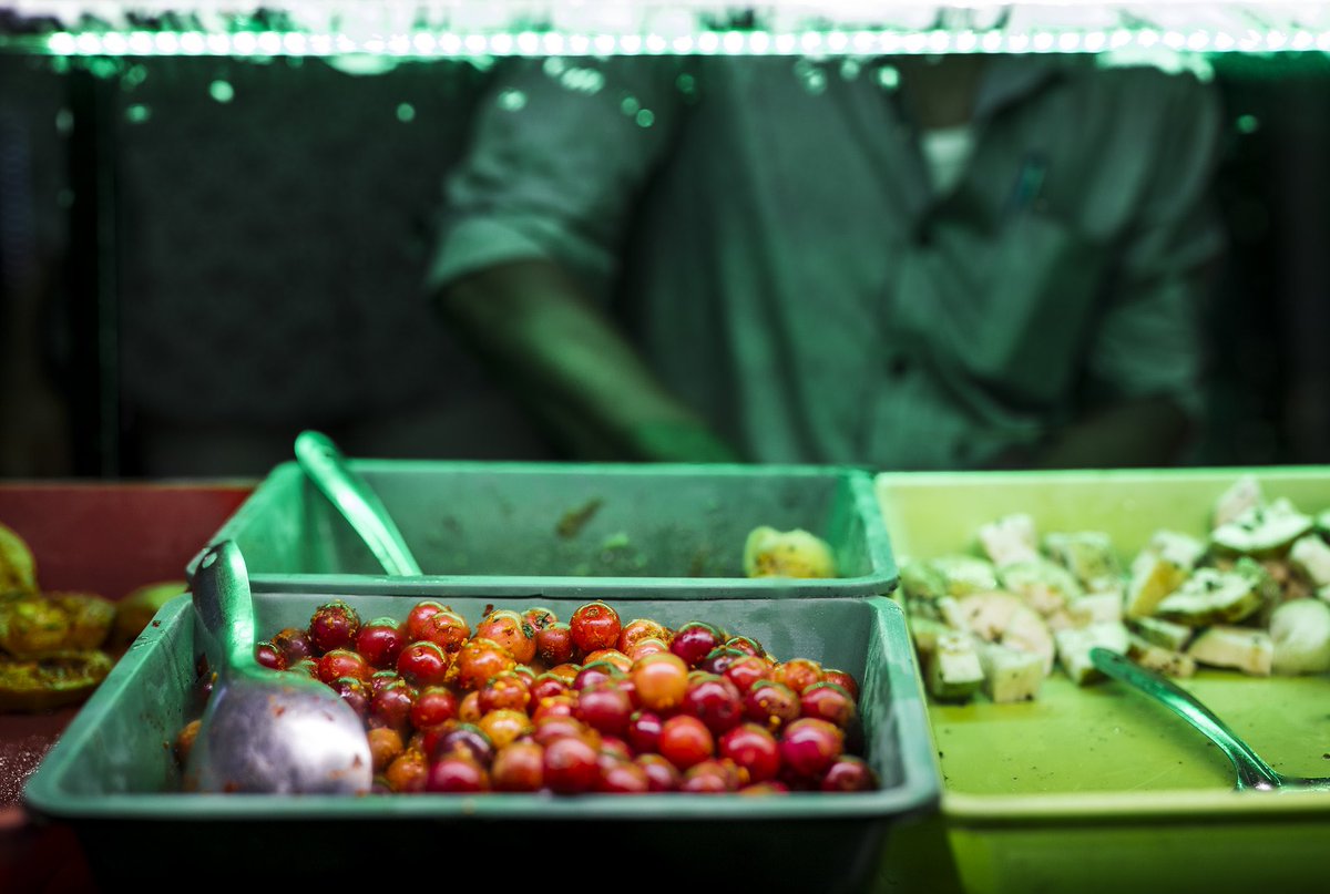 S_MorningLight's tweet photo. STREET FOOD COLOURING
#Aluthkade, Colombo. Jul-Dec 2023. More@ https://t.co/CIAzi0fdrl
#travelingfoodie #SriLankaExplorer #authenticsrilanka https://t.co/MZzdYha3ub