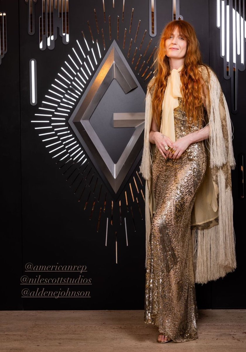 sckberry's tweet photo. NEW FLORENCE WELCH PICTURE 

THIS IS NOT A DRILL

NEW FLORENCE WELCH PICTURE https://t.co/RCcvF3lACS