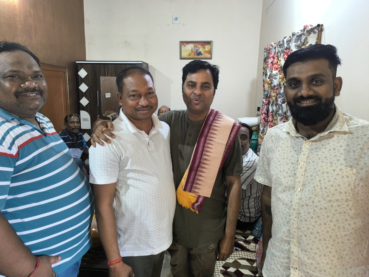 BhabaniSBhoi's tweet photo. ଝାରସୁଗୁଡ଼ା ବିଧାନସଭା ର ନବ ନିର୍ବାଚିତ ବିଧାୟକ ସାନ ଭାଈ ଶ୍ରୀ @tankadharbjp ଙ୍କୁ ଭେଟି ଶୁଭେଚ୍ଛା ଜଣାଇଲି । ସେ ମଧ୍ୟ ମୋତେ ଶୁଭେଚ୍ଛା ଜଣାଇଥିବାରୁ ତାଙ୍କୁ ଅଶେଷ ଅଶେଷ ଧନ୍ୟବାଦ୍। 
 #Odisha #Modi #OdishaKuDarkarModiSarkar #EtharaBJP #PhirEkBaarModiSarkar #OdishareHebaBJPSarkar #ModiHaiToMumkinHai #ModiKiGuarantee