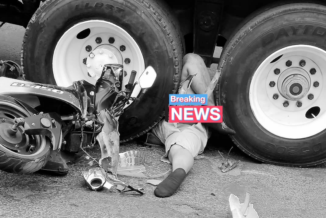HalconOnce's tweet photo. APLASTADO POR TRÁILER.
#Motociclista sin vida entre las llantas de un tráiler al intentar ganarle el paso, estos hechos en la Av de los Arcos colonia #LomaColorada en #Naucalpan #Edomex.
Un hombre de aproximadamente 40 años de edad abordo de una moto Italika con placas W55DJ https://t.co/TauP8bvKI5