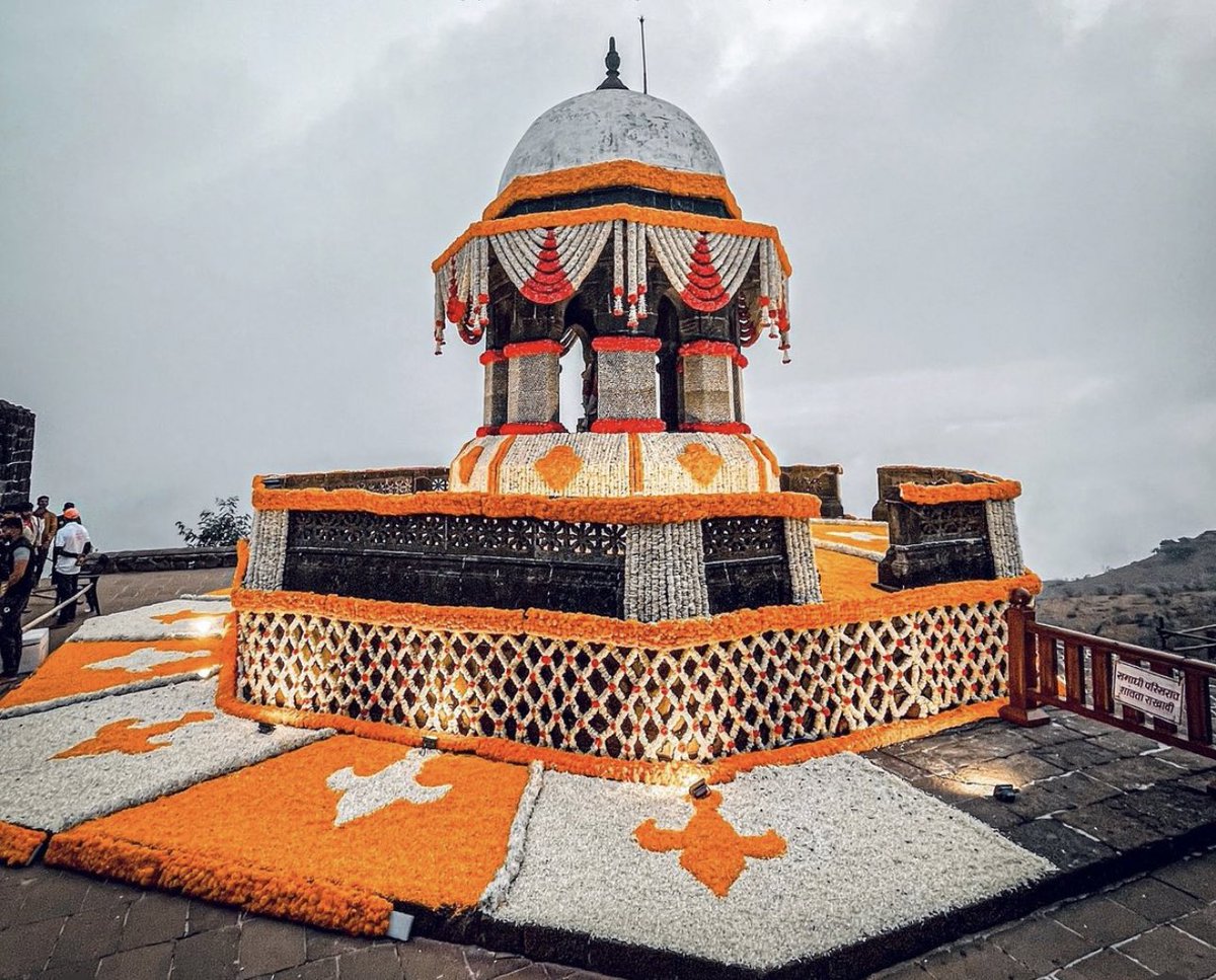 Navoday_'s tweet photo. आत्म्याची परमात्म्याशी भेट होण्याचे ठिकाण म्हणजे दुर्गराज रायगड 🚩 #रायगड #shivrajyabhisheksohla https://t.co/mVcR1dcAG1