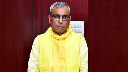 #यूपी_हारने_का_कारण_नईशिक्षकभर्ती

नौंकरी की मांग करने वाले छात्र
लात खाने लायक होते हैं---

ऐसा बयान देकर ओमप्रकाश राजभर  चले गए अपने बेटवा को घोसी में चुनाव लड़वाने

लतियाकर खदेड़ दिया जनता ने।

राजनीति करनी है तो जनता की आवाज बनिये महोदय।
जनता से उलझिए मत।

-विशु यादव