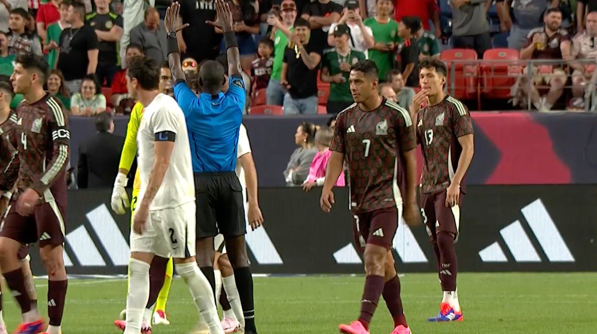Mischeats's tweet photo. La selección Mexicana de futbol 🇲🇽 es la única en el Mundo 🌍 que se atreve a cobrar boletos de 200 usd para arriba, ofrecer un show tristísimo, y ni siquiera terminar los 90 min porque se
Mete la raza al campo.
#YaNoVayan #OnlyInMexico #EsDatoYNoOpinión https://t.co/eE0w624nG6
