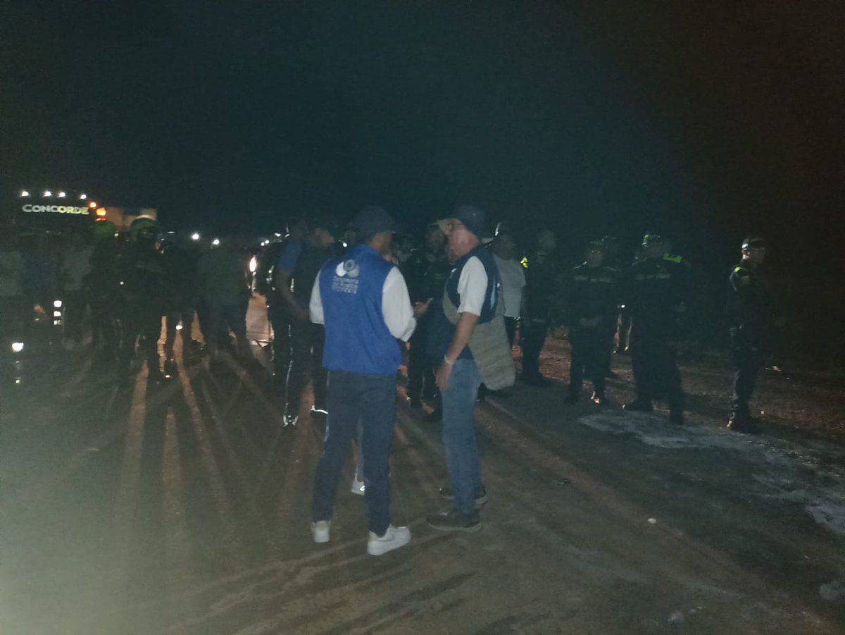 CPueblos_Col's tweet photo. #Atención🚨 En estos momentos llegan al punto de la Movilización en el Sur del Cesar, integrantes de la fuerza pública con "órdenes" de agredir ay desalojar con violencia, violando el apenas firmado acuerdo con el #GobiernoNacional
 Hacemos el llamado urgente al @MinInterior @DefensoriaCol @mindefensa @PoliciaColombia @liliasolanor @MisionONUCol generar las acciones que garanticen la seguridad y la vida de nuestrxs compañerxs!!!!