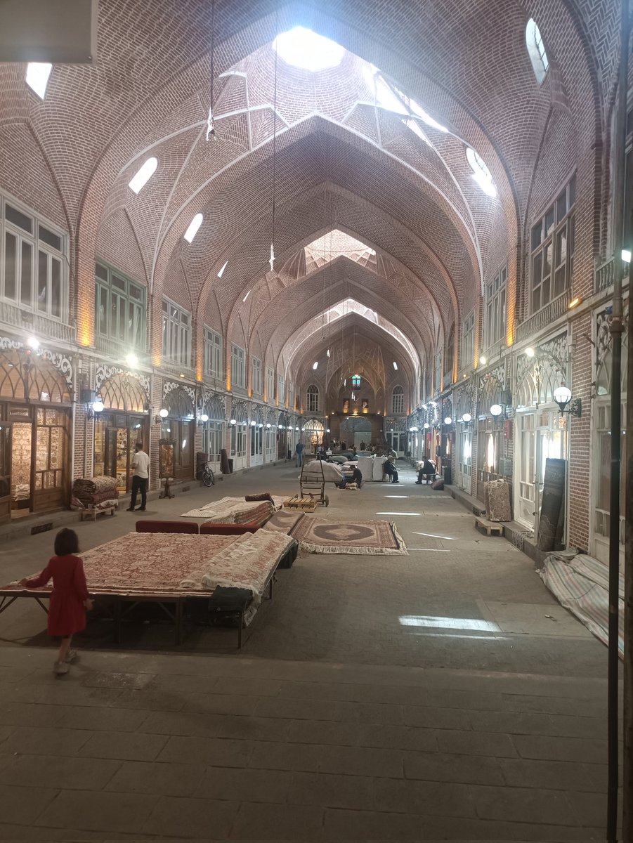 MNTurkoghlan's tweet photo. کاش تبریزلی اولسایدیم 
سئوگیلیم اولسا اولماسا اونملی دئیل
گونده بازاری ، تربیتی ، شهنازی دولانیردیم 
گجه لر دا یولداشلار لا ولیعصره گئدیب نوبتی بیر بیری امیر شکلات آ قوناق الیردیگ https://t.co/wj4sCMGaGf