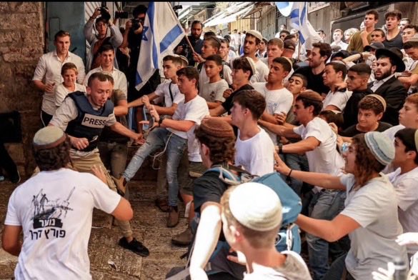 jjz1600's tweet image. Look at their faces. These Israelis half-crazed w/ hate are children. Congress &amp;amp; Israeli leaders accuse Palestinians of teaching hatred. But they are teaching hate &amp;amp; supremacy every day. But the US doesn’t care because the objects of their hatred are Arabs.
