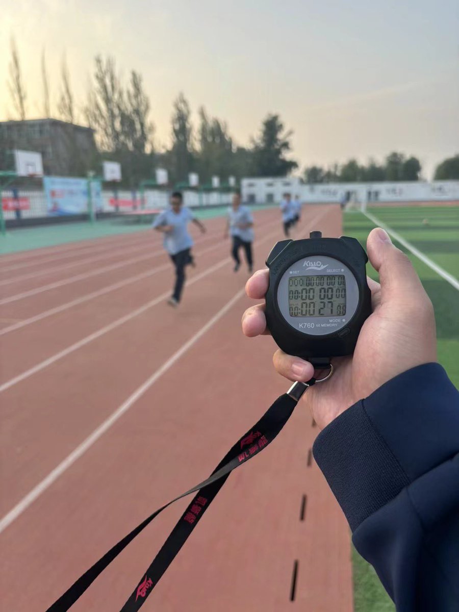 晚上训母狗🐶 白天当实习体育老师上岗训这帮小崽子跑三千米🏃