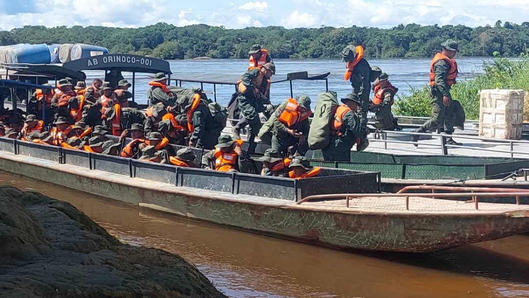 #FANB desplegada a lo largo y ancho de nuestro territorio nacional, garantizando la seguridad e integridad de la patria !  
Para nosotros la patria es primero ! 
Operación Escudo Bolivariano !

#IntegrarEsVencer