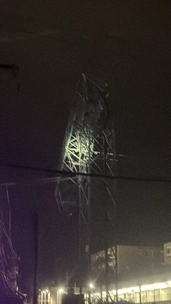 fzunigav's tweet photo. @EnelChile una fuerte explosión se escuchó en varias comunas, La Florida, Macul y Peñalolen. Se reporta caída de torre de alta tensión. @SEC_cl https://t.co/ZJaE5bVQs6