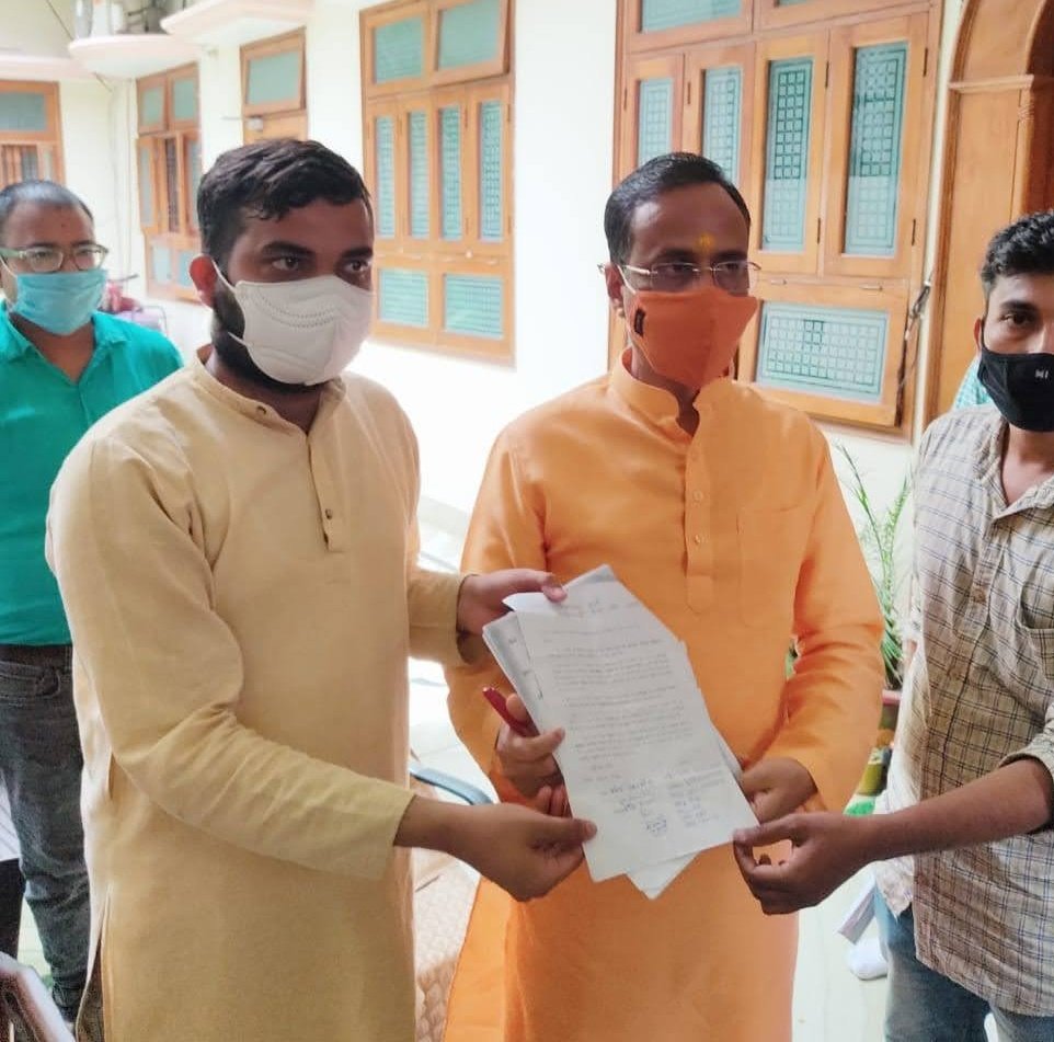 #यूपी_हारने_का_कारण_नईशिक्षकभर्ती 
माननीय मुख्यमंत्री <a href="/myogiadityanath/">Yogi Adityanath</a> जी आप स्वयं संज्ञान में ले , विगत 2018 से प्राथमिक शिक्षक पदों का सृजन न होने के कारण प्रदेश में लाखों की संख्या में अभ्यर्थी टीईटी/सीटीईटी पास किए है ।
आपका समर्थक
आपके राज्य का टीईटी ,सीटीईटी पास अभ्यर्थी