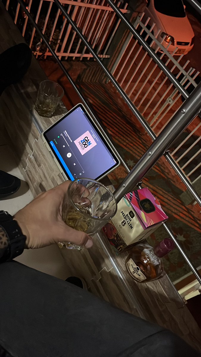 JulianHR97's tweet photo. No siempre lloverá, en cambio siempre mañana será otro día https://t.co/LDGFwbej3Y