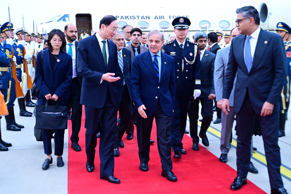 ShehbazDigital's tweet photo. وزیرِاعظم محمد شہباز شریف کا دورہِ چین

وزیرِاعظم محمد شہباز شریف آج بیجنگ میں  مصروف دن گزاریں گے۔

وزیرِاعظم پاک چائینہ فرینڈشپ اینڈ بزنس ریسیپشن سے خطاب کریں گے۔

وزیرِاعظم سے چائینہ انٹرنیشنل ڈویلپمنٹ ایجنسی، چائینہ ایگزم بینک، چائینہ پاور، چائینہ انرجی، چائینہ روڈ اینڈ بریج کارپوریشن، چائینہ کنسٹرکشن اینڈ کمیونیکیشن کارپوریشن کے سربراہان سے ملاقات کریں گے۔ 

وزیرِاعظم سائنس پارک اور اکیڈمی آف ایگریکلچر سائنسز کا  دورہ بھی کریں گے۔

#PMShehbazInChina