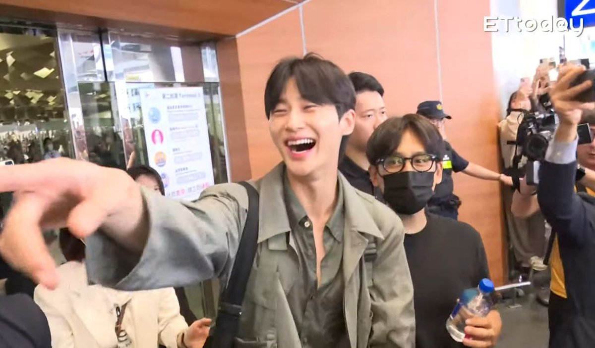 •kdm• wooseok ngetawain fans yg bawa standee dia wkwk mana disamperin terus staffnya pada  panik😭