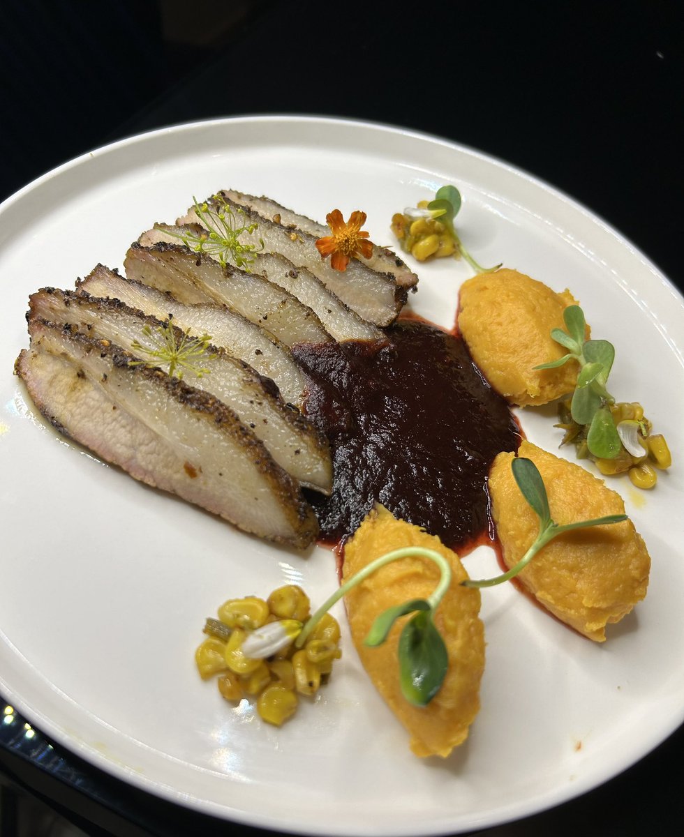 ReyGrill's tweet photo. Raza para disfrutar esta noche nos aventamos una exquisita papada de cerdo 🐷 con una deliciosa salsa de jamaica con chile guajillo y chiltepín, acompañado de un cremoso puré de camote y unos elotes amarillos con jalapeño curtido 👨🏻‍🍳🤤 @DeParrilleros https://t.co/LSxINDsiZe