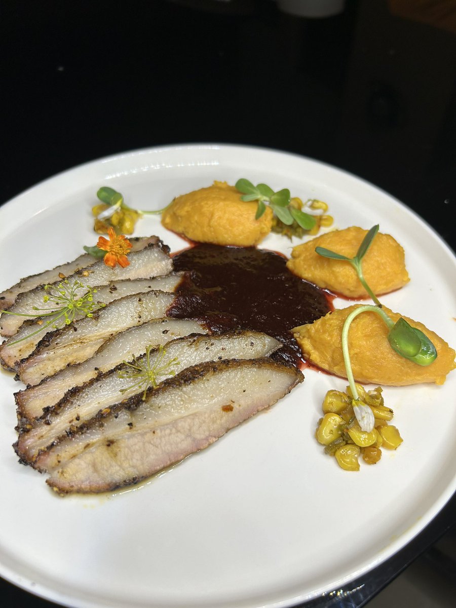 ReyGrill's tweet photo. Raza para disfrutar esta noche nos aventamos una exquisita papada de cerdo 🐷 con una deliciosa salsa de jamaica con chile guajillo y chiltepín, acompañado de un cremoso puré de camote y unos elotes amarillos con jalapeño curtido 👨🏻‍🍳🤤 @DeParrilleros https://t.co/LSxINDsiZe