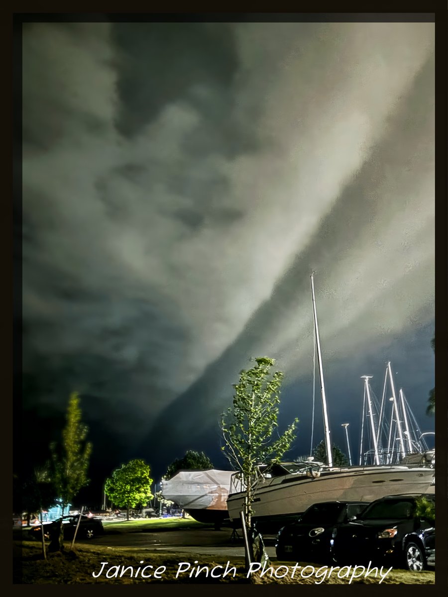 janice_pinch's tweet image. #onstorm #portdalhousie #stormcloud #LakeOntario
the view of the storm front as it passed over me, Over lake ontario, in Port Dalhousie Ontario at the Marina June 5, 2024