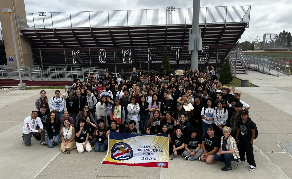 Kearny BST Staff and Students celebrating becoming a California Distinguished School in 2024! We are so proud of our students, teachers, and staff. Together we can move mountains! 🥳👏🎉💪#greenkomets #teamwork <a href="/sdschools/">San Diego Unified</a>