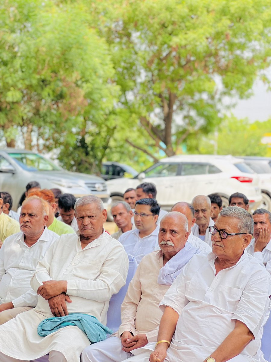 DhirendraGBN's tweet photo. जनसंवाद। ग्राम रुस्तमपुर। #MLAJewar
#Rustampur https://t.co/hDEz7r62jk