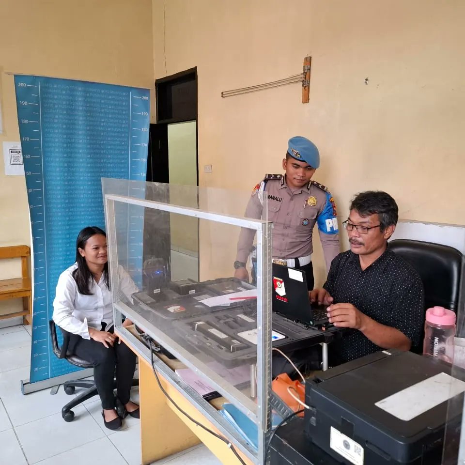 PropamToba's tweet photo. Personil Sipropam melaksanakan pengecekan dan pengawasan terhadap personil yang bertugas di bag, sat dan si https://t.co/Xf3PM87kfK